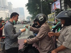 Warga Bagi-bagi Masker di Lapangan Merdeka Medan