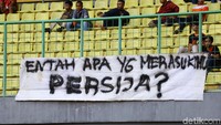 Stadion yang sepi penonton itu dihiasi dengan spanduk-spanduk tentang Persija.