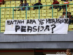 Stadion yang sepi penonton itu dihiasi dengan spanduk-spanduk tentang Persija.