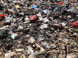 Miris! Ada Gunung Sampah 16 Meter di Tepi Sungai Ciliwung Cilebut Bogor