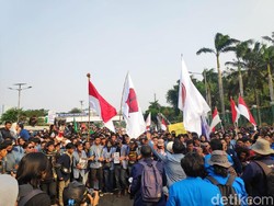 2 Kubu Pendemo di DPR Berhadap-hadapan, Saling Balas Omongan