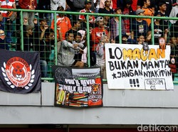 Ketum The Jakmania Ferry Indrasjarif mengungkapkan alasan sedikit suporter yang datang langsung ke stadion. Dia menilai sedikitnya The Jakmania bukan semata-mata karena hasil negatif Persija akhir-akhir ini.