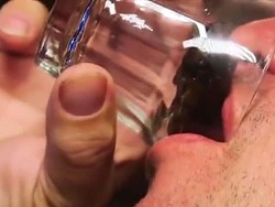 Pria Ini Akhirnya Mencicipi Koktail dengan Campuran Jari Kakinya