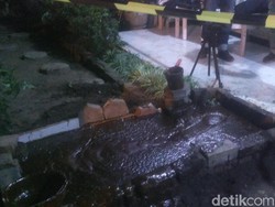 Semburan Lumpur Berbau Gas Muncul di Pekarangan Sebuah Rumah di Surabaya