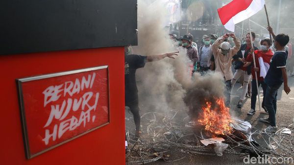 Demo di KPK, Massa Bakar Ban dan Robohkan Kawat Duri