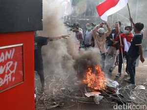 Demo di KPK, Massa Bakar Ban dan Robohkan Kawat Duri