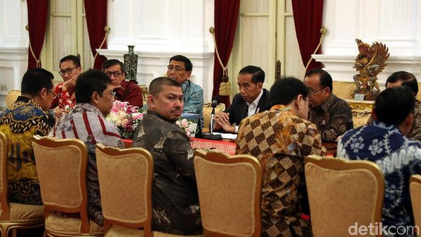Jokowi Bahas RKUHP Bareng DPR di Istana Merdeka