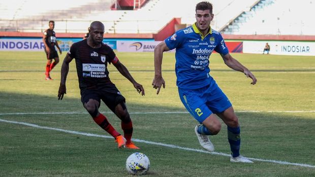Pesepak bola Persipura Boaz Solossa (kiri) mendapat hadangan pesepak bola Persib Bandung Nick Anna Maria Francois (kanan) pada lanjutan Liga 1 2019 di Stadion Gelora Delta Sidoarjo, Jawa Timur, Senin (23/9/2019). Persipura kalah atas Persib Bandung dengan skor akhir 1-3. ANTARA FOTO/Umarul Faruq.