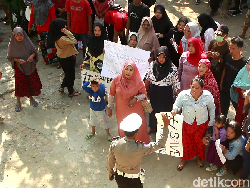 Guru Teladan Dimutasi, Ratusan Orang Tua Siswa Geruduk SDN 2 Lainungan