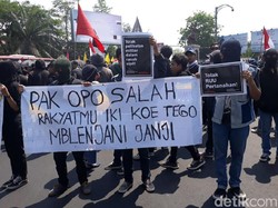 Blokade Simpang Empat Manahan, Massa #BengawanMelawan Gelar Orasi