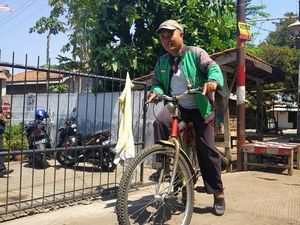 Viral Antar Makanan Pakai Sepeda, Driver Ojol Ini Dapat Motor Baru dari Netizen