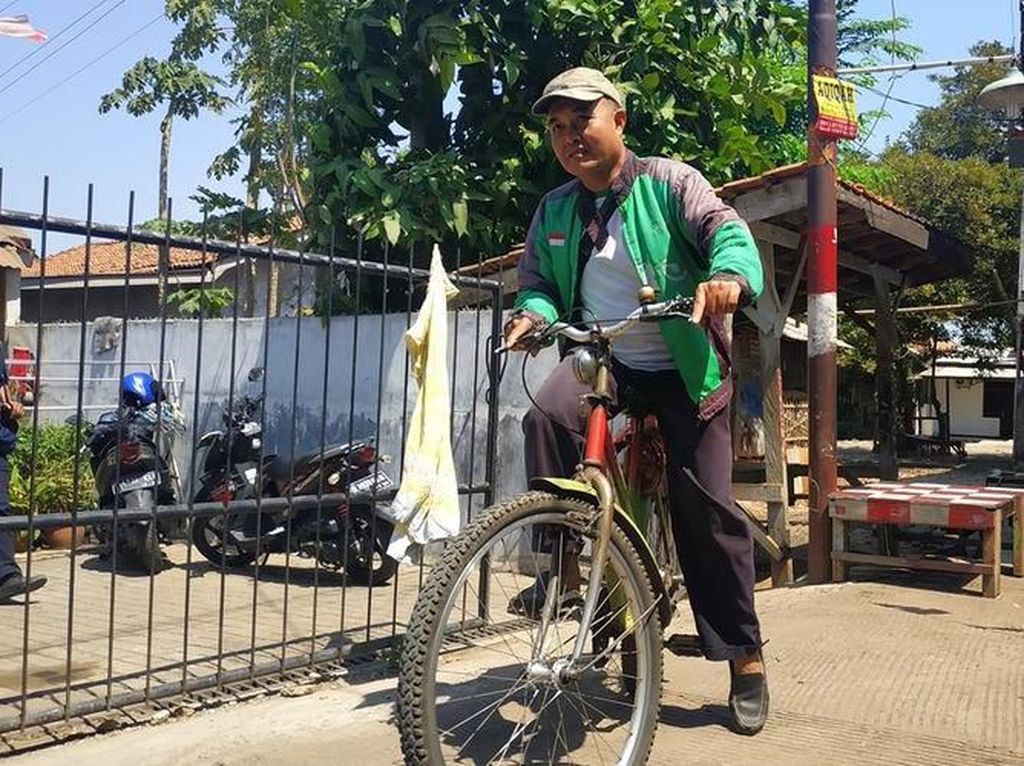 Viral Antar Makanan Pakai Sepeda, Driver Ojol Ini Dapat Motor Baru dari Netizen Viral Antar Makanan Pakai Sepeda, Driver Ojol Ini Dapat Motor Baru dari Netizen