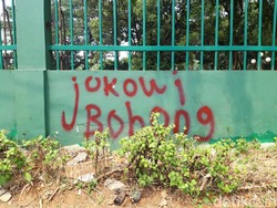 Coretan Nakal di Tembok DPR: Jokowi Bohong sampai Kembali Orba