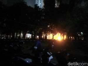 Mahasiswa Lempar Batu ke Halaman Belakang Gedung DPR