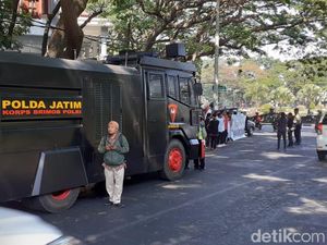 Ratusan Personel Diterjunkan Amankan Demo di DPRD Kota Malang Ratusan Personel Diterjunkan Amankan Demo di DPRD Kota Malang