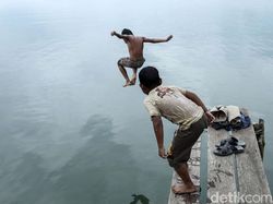 Potret Asyiknya Anak-anak Berenang di Teluk Sinabang