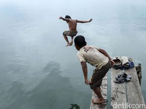 Potret Asyiknya Anak-anak Berenang di Teluk Sinabang Potret Asyiknya Anak-anak Berenang di Teluk Sinabang