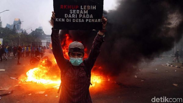 Mahasiswa Bakar Pembatas Jalan dari Plastik di Depan Gedung DPR