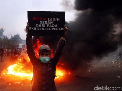 Mahasiswa Bakar Pembatas Jalan dari Plastik di Depan Gedung DPR