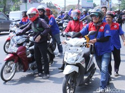 Unjuk Rasa, Ratusan Buruh Dorong Motor ke Kantor Bupati Bandung