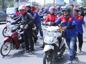 Unjuk Rasa, Ratusan Buruh Dorong Motor ke Kantor Bupati Bandung Unjuk Rasa, Ratusan Buruh Dorong Motor ke Kantor Bupati Bandung