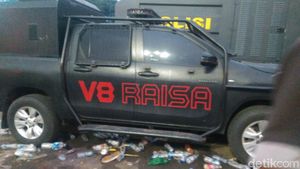 Potret Mobil-mobil Polisi yang Dirusak di Depan Gedung DPR