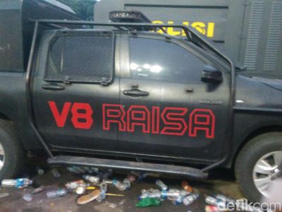Potret Mobil-mobil Polisi yang Dirusak di Depan Gedung DPR