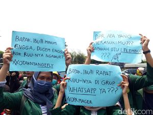 Banyak Poster Lucu di Aksi Demo Mahasiswa, Ini Komentar Dokter Jiwa