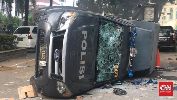 Kendaraan terbakar dalam aksi unjuk rasa mahasiswa di depan Gedung DPRD Sumut, Medan, Selasa (24/9).