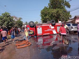 Hindari Motor, Mobil PMK yang Melaju ke Lokasi Kebakaran Terbalik