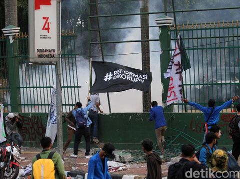 Dor! Suara Senapan Saat Kerusuhan, Suamiku di Sana Bikin Deg-degan