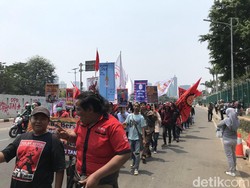 Massa Buruh juga Merapat ke DPR, Tolak RUU Ketenagakerjaan-UU KPK Baru