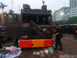 Water Cannon-Mobil RAISA Polisi di Gedung DPR Dirusak