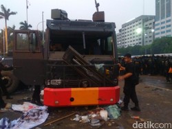 Water Cannon-Mobil RAISA Polisi di Gedung DPR Dirusak