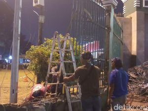 Coretan Nakal Dihapus, Pagar DPR yang Dijebol Diperbaiki