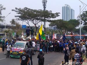Mahasiswa Long March ke DPR, Jalan Gerbang Pemuda Arah Gatsu Ditutup