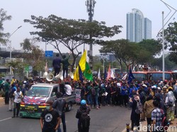 Mahasiswa Long March ke DPR, Jalan Gerbang Pemuda Arah Gatsu Ditutup