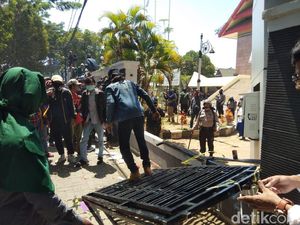 Video Demo Mahasiswa Makassar Ricuh, Pagar DPRD Sulsel Jebol