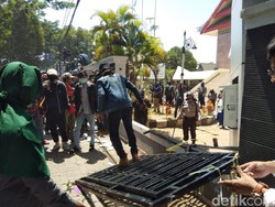 Video Demo Mahasiswa di Makassar Ricuh, Pagar DPRD Sulsel Jebol