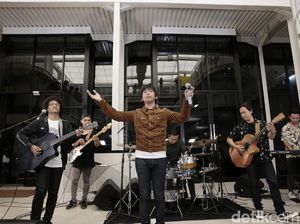 Momen Rian DMASIV Menangis Tonton Chrisye di TV Momen Rian DMASIV Menangis Tonton Chrisye di TV
