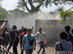Demo Mahasiswa di DPRD Kota Malang Diwarnai Kericuhan dan Aksi Anarkis