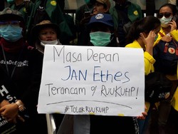Pendemo di DPR: Masa Depan Jan Ethes Terancam RUU KUHP!