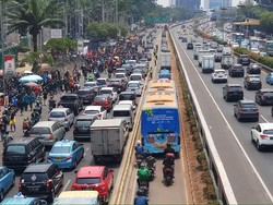 Polisi Buka Separator di Depan DPR, Kendaraan Dialihkan ke Busway