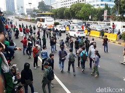 Mahasiswa Meluber Hingga Jalur Tol di Depan DPR
