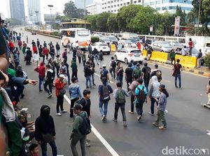 Mahasiswa Meluber Hingga Jalur Tol di Depan DPR Mahasiswa Meluber Hingga Jalur Tol di Depan DPR