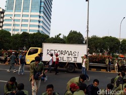 Massa Coreti Mobil dan Aspal di Tol Depan DPR: Reformasi Jilid II