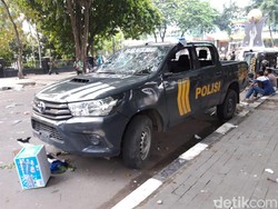 6 Mobil Polisi Dirusak Massa Demo di DPRD Sumut
