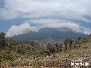Asap Tebal Kebakaran Tampak Membubung di Lereng Gunung Sumbing Asap Tebal Kebakaran Tampak Membubung di Lereng Gunung Sumbing