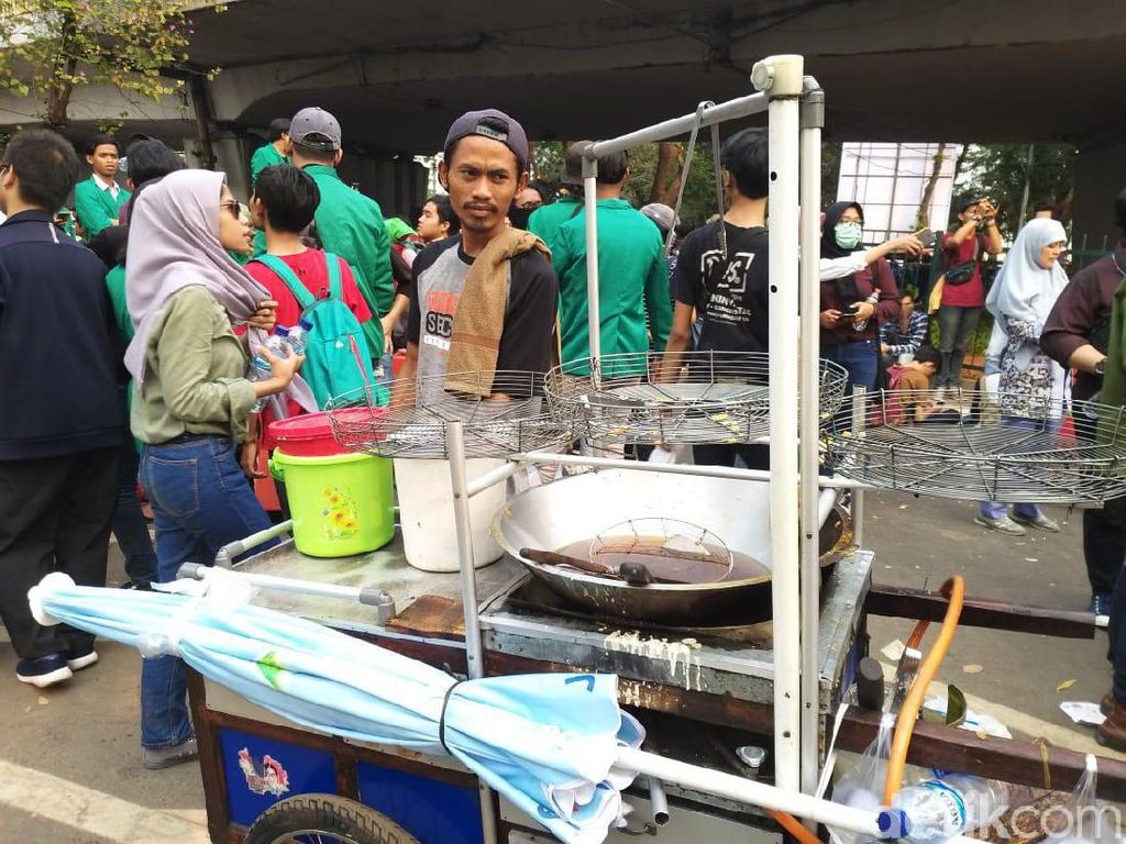 Jualan di Tengah Aksi Mahasiswa, Gorengan Sampai Cilok Ludes Jualan di Tengah Aksi Mahasiswa, Gorengan Sampai Cilok Ludes