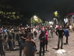 Mahasiswa dan Warga Masih Bentrok di Makassar